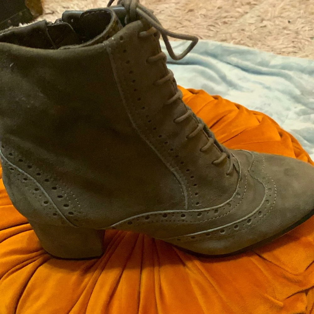 Tahari Gray Joshua Suede Block Heel Ankle Booties Size 9 Women’s